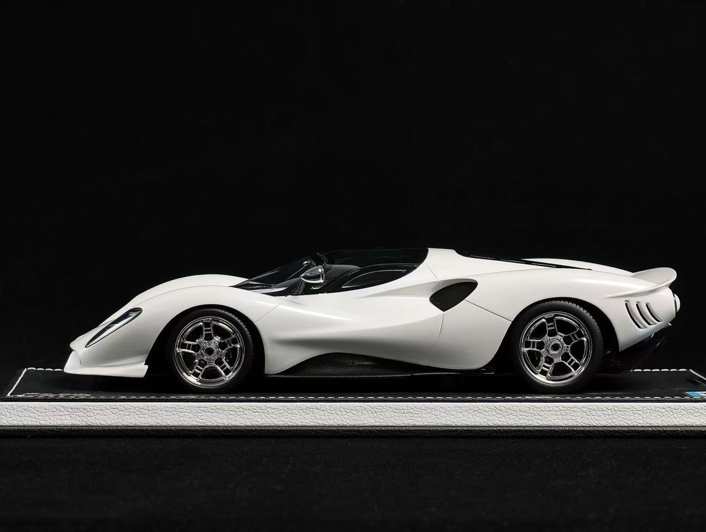 1/18 De Tomaso P72 2024 Pearl White