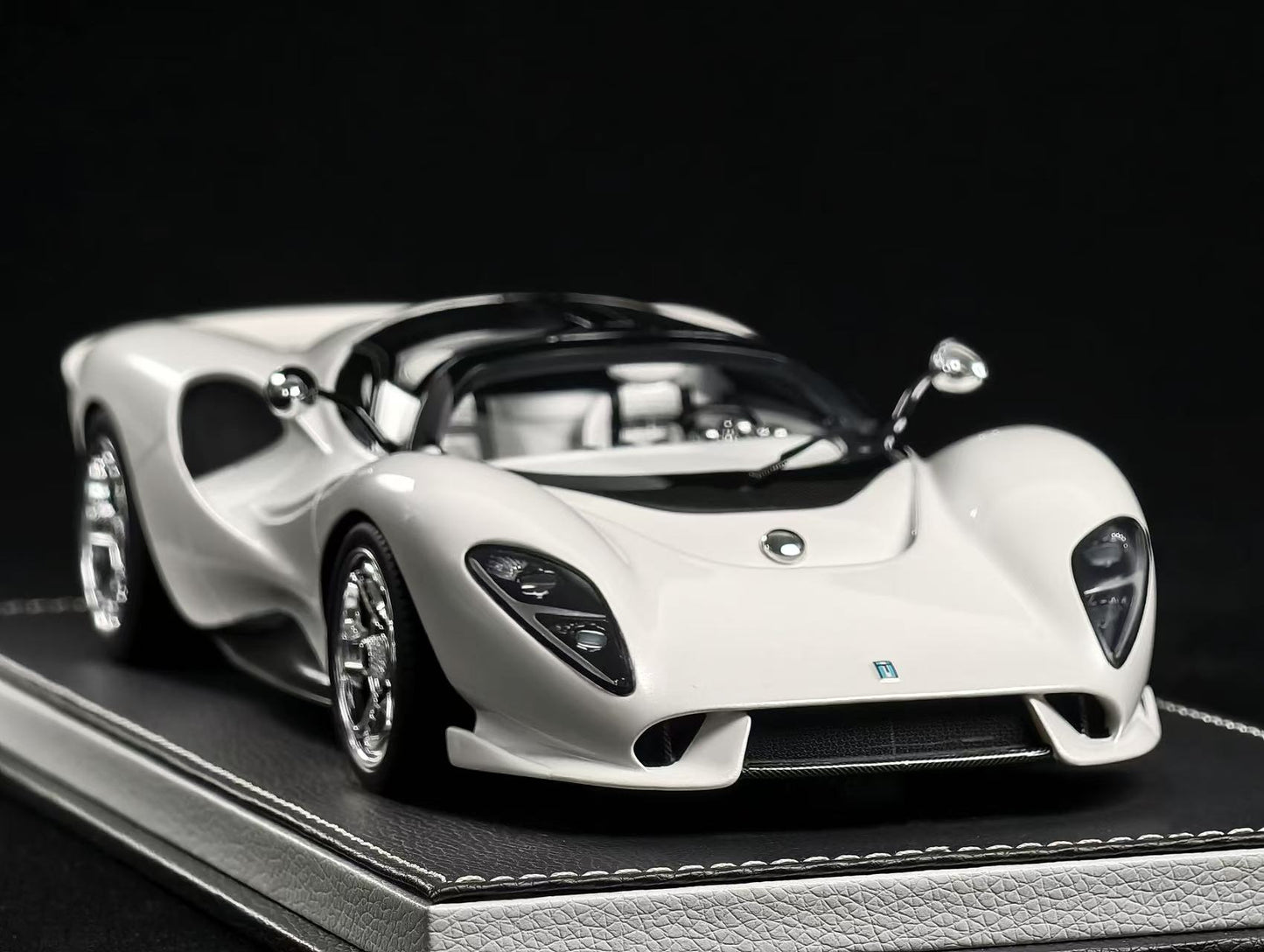 1/18 De Tomaso P72 2024 Pearl White